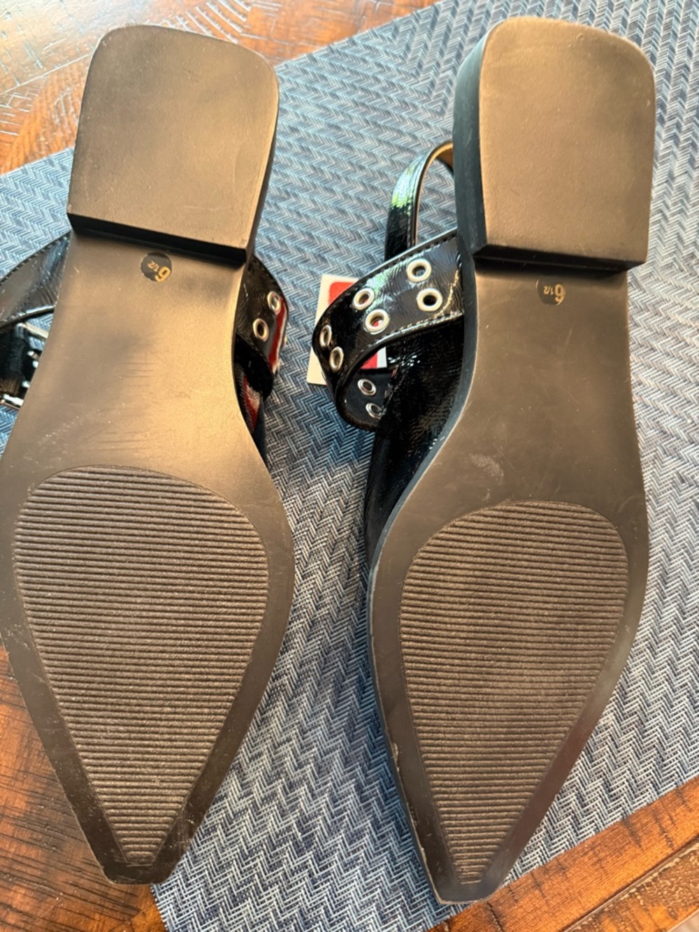 Steve Madden Black Patent Pointed Mary Jane Flats with Grommet Strap Buckle - Picture 2 of 3